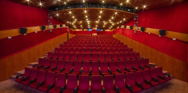 ۲ سینما در مشهد به دلیل بازگشایی اعمال قانون شدند