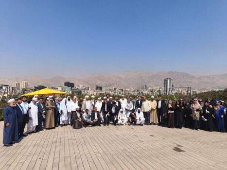 عکس یادگاری اندیشمندان جهان اسلام روی پل طبیعت