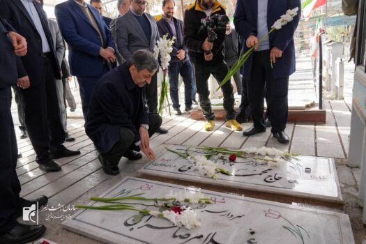 ادای احترام رئیس ستاد اجرایی فرمان امام(ره) به مقام شامخ شهدا همزمان با ایام الله دهه فجر در بهشت زهرا(س)