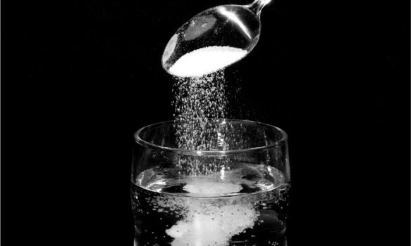 نتیجه ۲ آزمایش علمی درباره “کرونا”: شست و شوی درون بینی با آب نمک، ریسک بستری را ۱۹ برابر کاهش می دهد