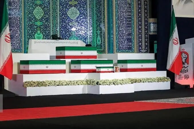 وداع با پیکر رهبر شهید تا شامگاه یکشنبه ادامه دارد/ پخش صدای رهبر شهید انقلاب پیش از نمازهای جماعت