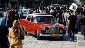 یکه تازی خودروهای قدیمی در کوچه‌های همدان