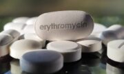 اریترومایسین؛ از درمان عفونت‌های سینه تا بیماری‌های پوست