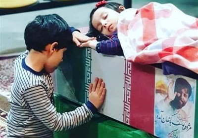 ویدئو / وداع فرزندان شهید مدافع حرم “جواد الله کرم” با پیکر پدر