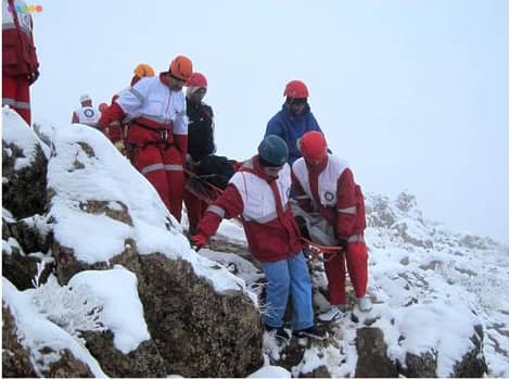 یافتن فرد مفقود شده در بهمن گلمکان توسط امدادگران و کوهنوردان اعزامی+ تصاویر