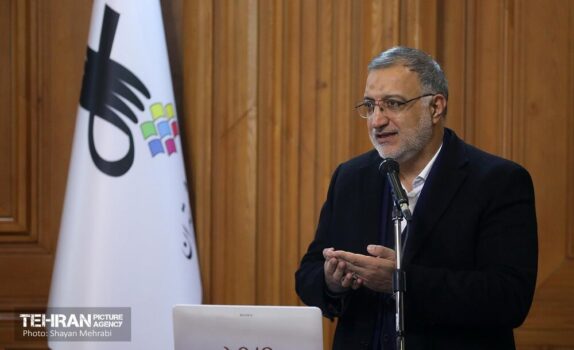 شهردار تهران وارد صحن شورا شد