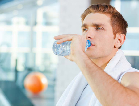 کی و چقدر آب بنوشیم؟/ مصرف ۸ لیوان آب از واقعیت تا افسانه