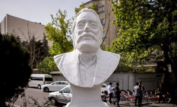 حواشی رونمایی از مجسمه جمشید مشایخی/ حاضران به زور خنده خود را نگه داشتند