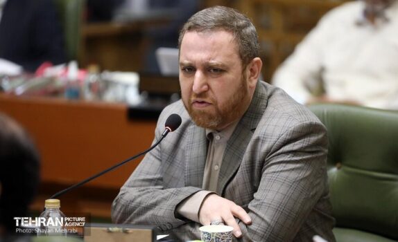 اینکه خودروسازان در حریم تهران توسعه یابند اشتباه است چه با مجوز و چه بی‌مجوز