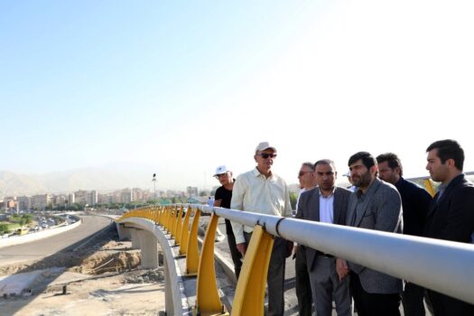 بزرگراه شهید بروجردی به میادین فتح و جی متصل می‌شود