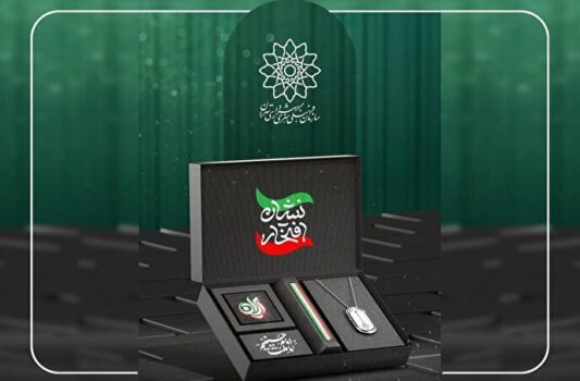 از پلاک هویتی ایران تا کتیبه «ما ملت امام حسینیم»/ تلاقی ایران و محرم در محصولات فرهنگی سازمان فرهنگی هنری شهرداری تهران