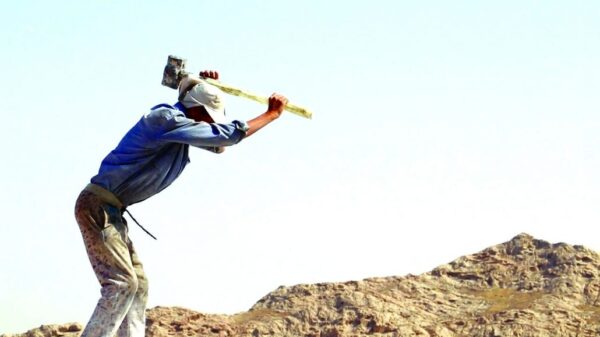 ۵۰۰۰ نفر در خطر سقوط به درّه بیکاری
